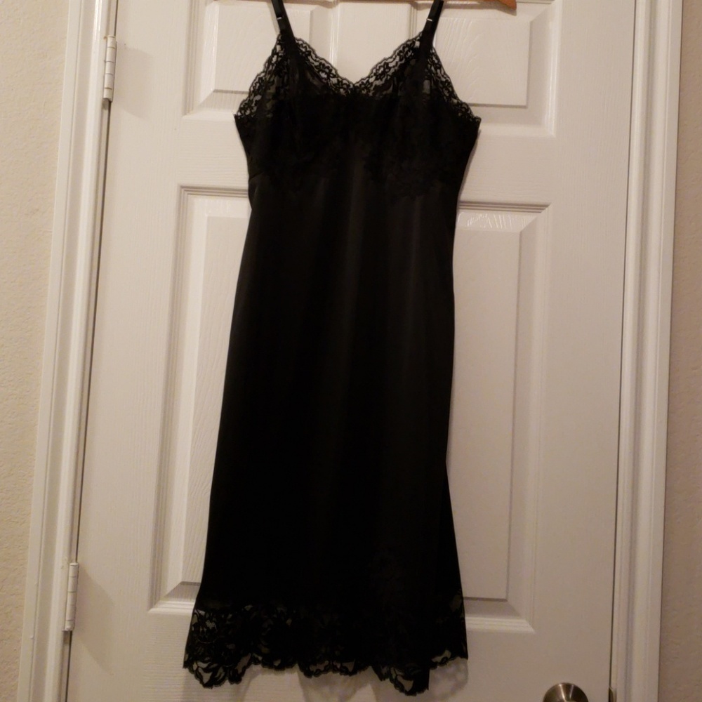 Gorgeous Vintage luscious black lace full slip